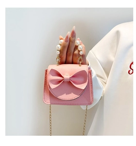 Detailansicht der rosa Mini-Tasche mit Perlen Griff und elegantem Schleifen-Dekor