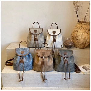 Selezione di cinque zaini vintage testurizzati nei colori blu, marrone e grigio