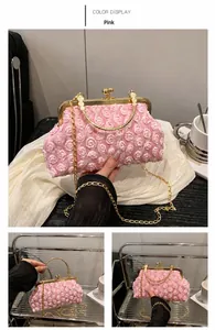 Details der rosa Abendtasche mit 3D-Rosenstoff und goldenem Kettenhenkel-Design