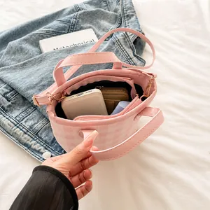 Vista interna della borsa a secchiello a quadri rosa con spazio per il cellulare