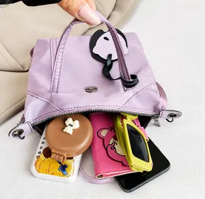 Innenansicht der großen Kapazität einer lila Nylon-Tasche mit Platz für Alltagsgegenstände