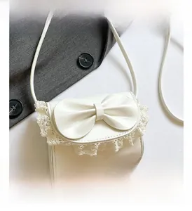 Detalle de bolso bandolera de PU blanco con lazo grande y ribete de encaje delicado