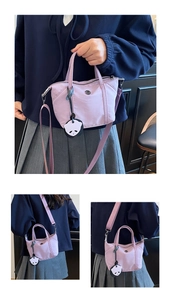 Détail du sac bandoulière en nylon lavande avec charm panda et sangle ajustable
