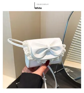 Detalle de mini bolso blanco con elegante lazo de cuero y decoración de encaje