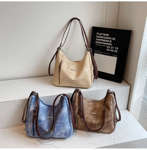 Three-color hobo tote bags with metal FASHION logo and smooth leather texture details