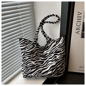 Detailaufnahme der Zebra-Canvas-Tasche mit Vordertasche und Kunstleder-Etikett