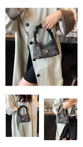 Vue détaillée du sac en denim pailleté gris avec papillons argentés et poignée plissée