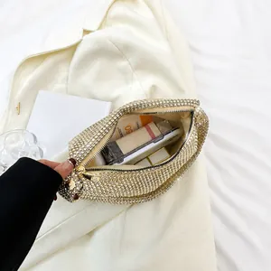 Innenansicht mit Platz für Handy und Kosmetik in der goldenen Strass-Hobo-Tasche