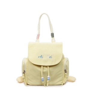 Moderner hellgelber Damen Rucksack mit geflochtenem Griff und blauen Perlendetails