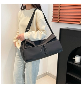Sac à bandoulière noir grande capacité avec deux poches zippées et cordons tressés