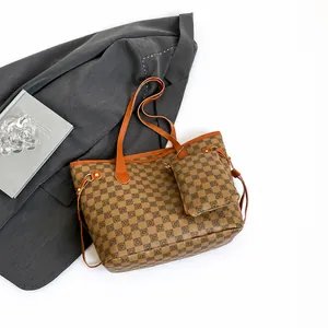 Vista piatta della borsa tote a scacchi marrone con pochette e blazer alla moda
