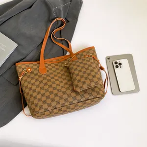 Vista dettagliata della grande borsa tote a scacchi marroni con pochette coordinata