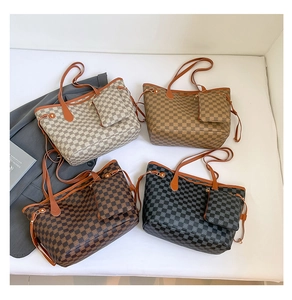 Dettaglio di borse tote a scacchi alla moda incluse piccole borse portamonete abbinate
