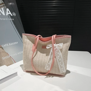 Grand sac cabas en paille d'été avec bordure en cuir rose et détail de nœud en dentelle