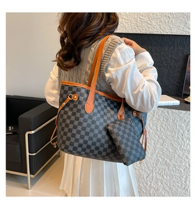 Dettaglio della borsa tote a scacchi con pochette coordinata e manici in pelle