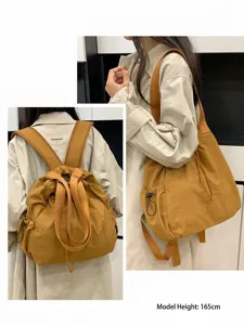 Detalle del bolso de nailon amarillo con cordón, gran capacidad y tejido impermeable