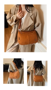 Vue macro du sac bandoulière en nylon orange étanche avec plusieurs poches zippées pratiques