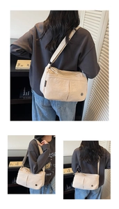 Détail du sac bandoulière en nylon beige avec plusieurs poches et sangle ajustable