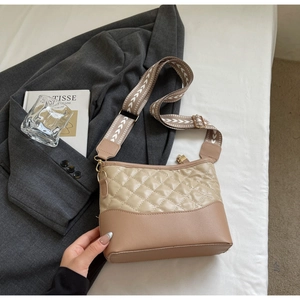 Dettaglio della borsa a tracolla trapuntata con cinturino in tessuto e metallo oro