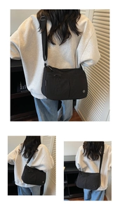 Détail d'un sac bandoulière en nylon imperméable avec plusieurs poches zippées et sangle