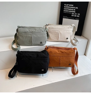 Vue détaillée des sacs bandoulière en nylon à plusieurs couches en quatre couleurs