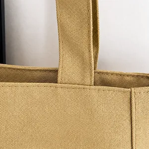Gedetailleerde close-up van de stiksels en hoogwaardige geweven textuur van de kaki canvas tas