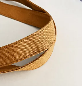 Macro-opname van het canvas handvat van de tas met gedetailleerde stiksels en textuur