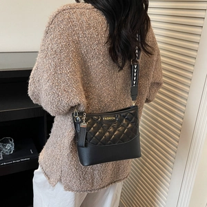 Borsa a tracolla trapuntata nera con tracolla geometrica e logo Fashion oro
