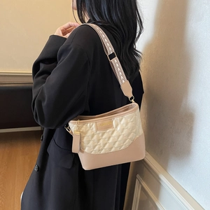 Borsa a tracolla trapuntata con motivo a rombi e ampia tracolla regolabile beige e rosa