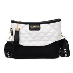 Borsa a tracolla trapuntata a rombi con tracolla larga e scritta alla moda