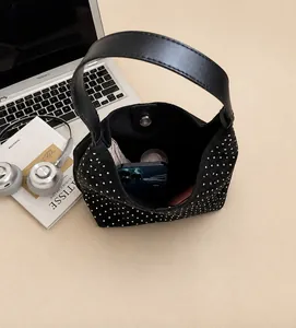Vue intérieure montrant la grande capacité et le fermoir magnétique du sac cabas noir à rivets