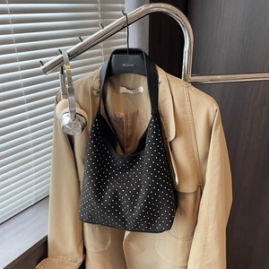 Sac fourre-tout noir minimaliste avec strass argentés et bandoulière en cuir souple