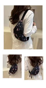 Détail du sac bandoulière en nylon fleuri avec imprimés de roses roses