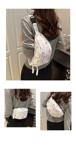 Vues détaillées du sac ceinture en nylon à imprimé floral avec roses et sangle réglable