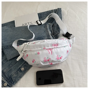 Detail van de bloemen nylon borsttas met roze rozenpatronen op spijkerstof