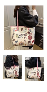Detalle de un bolso tote blanco con asas rosas e ilustraciones urbanas sobre una modelo