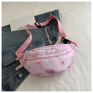 Primer plano detallado del bolso bandolera de nailon floral rosa con correa ajustable