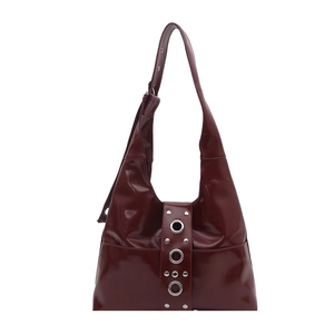 Bolso hobo retro burdeos en cuero charol con ojales grandes y correa ancha al hombro