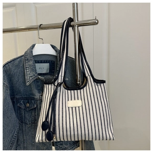 Sac fourre-tout en toile à rayures verticales bleu marine et blanc avec pompons ronds