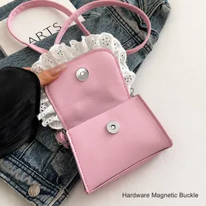 Detalle del mini bolso cuadrado rosa con un cierre magnético de metal seguro