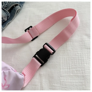 Detailopname van de verstelbare roze nylon riem met zwarte gesp voor de borsttas