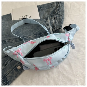 Nylon borsttas met bloemenprint toont capaciteit met telefoon en portemonnee binnen