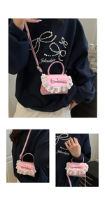Detalle de mini bolso rosa con lazo decorativo y ribete de encaje blanco elegante