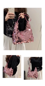 Vue détaillée du sac hobo à paillettes roses avec bandoulière sous plusieurs angles