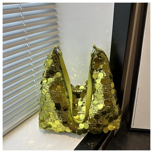 Détail des paillettes vert émeraude sur le sac à bandoulière avec reflets brillants