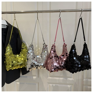 Détail des sacs portés épaule à paillettes en vert, argent, rose et noir étincelant