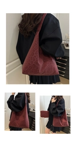 Détail du sac cabas bordeaux à motif léopard avec sa pochette de rangement assortie en daim