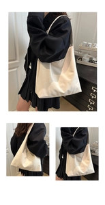 Détail d'un grand sac cabas blanc crème avec texture en cuir souple et bandoulière