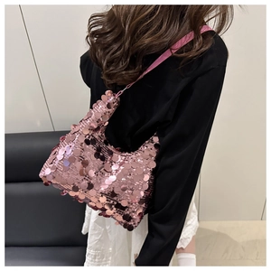 Gros plan détaillé du sac à bandoulière à paillettes roses avec disques réfléchissants