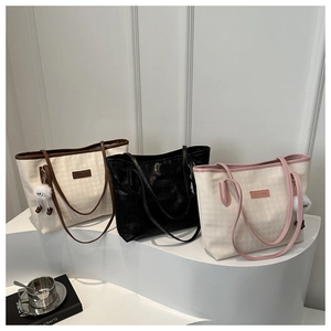 Tre grandi borse tote in crema, nero e rosa con trama trapuntata in finta pelle